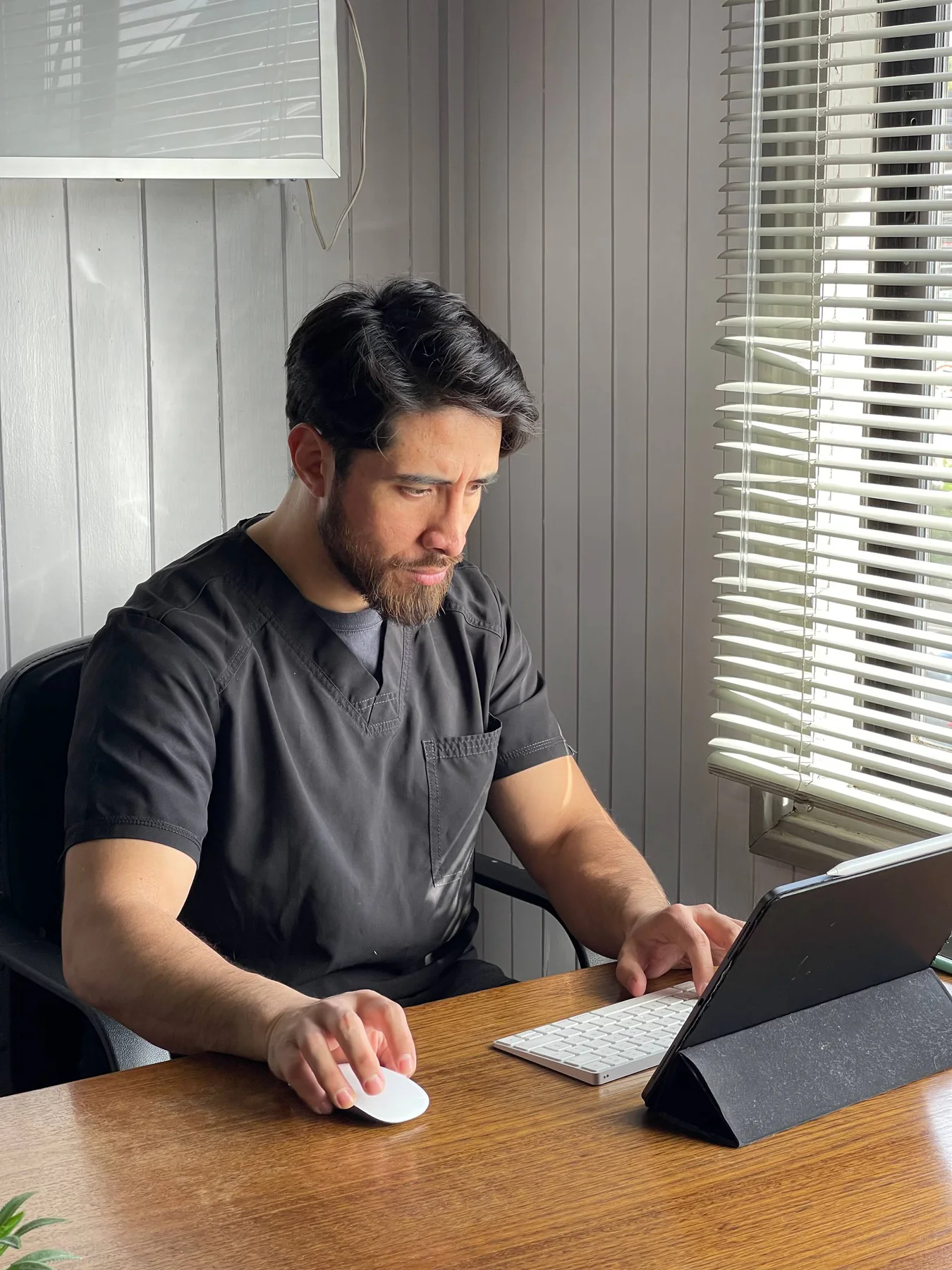 Cristian Orellana trabajando en su consulta de Castro